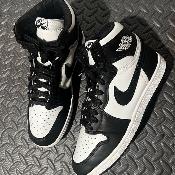 women's black and white retro jordans
